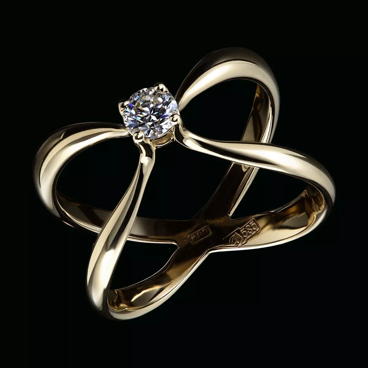 Оригинальное кольцо с бриллиантом